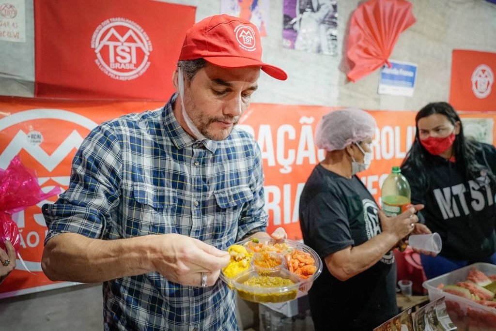 Ator Wagner Moura é criticado por comer camarão em ocupação do MTST