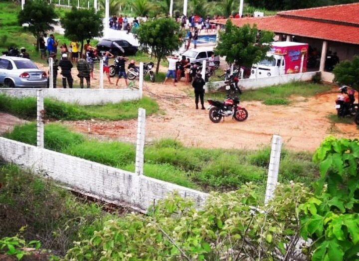 PM aborda 200 pessoas em festa clandestina e apreende drogas e motos no RN