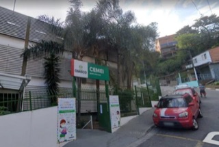 Homem invade creche com facão, é contido por “tio da van” e vai preso