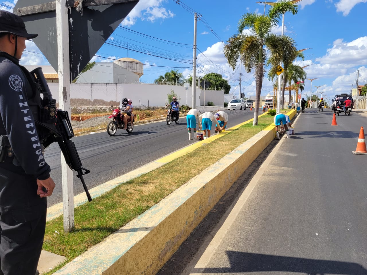 Exemplo: Em Pau dos Ferros, presos são levados para pintar meio fio