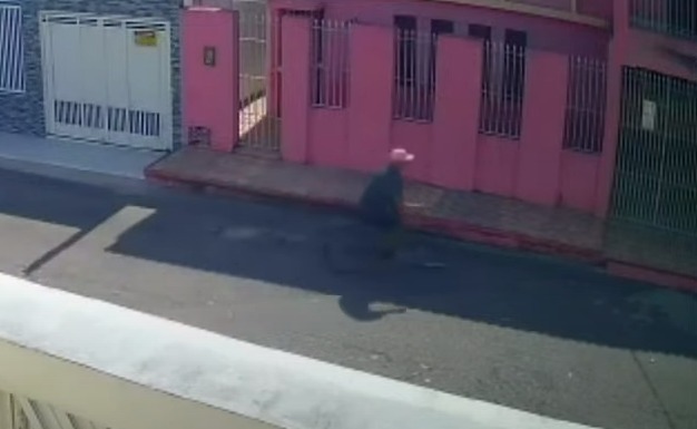 [VIDEO] Repórter policial da 96 tem casa arrombada em plena luz do dia no Alecrim