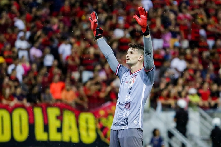 Goleiro do Santa Cruz está a caminho do ABC e chega em meio a lesão e negociação de titulares