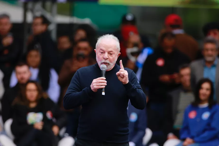 Lula diz que 'igreja não é palanque político' em ato de campanha