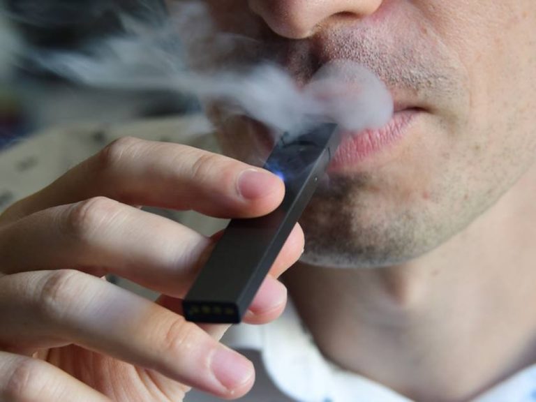 Estudo encontra níveis altos de toxina em cigarro eletrônico com sabor