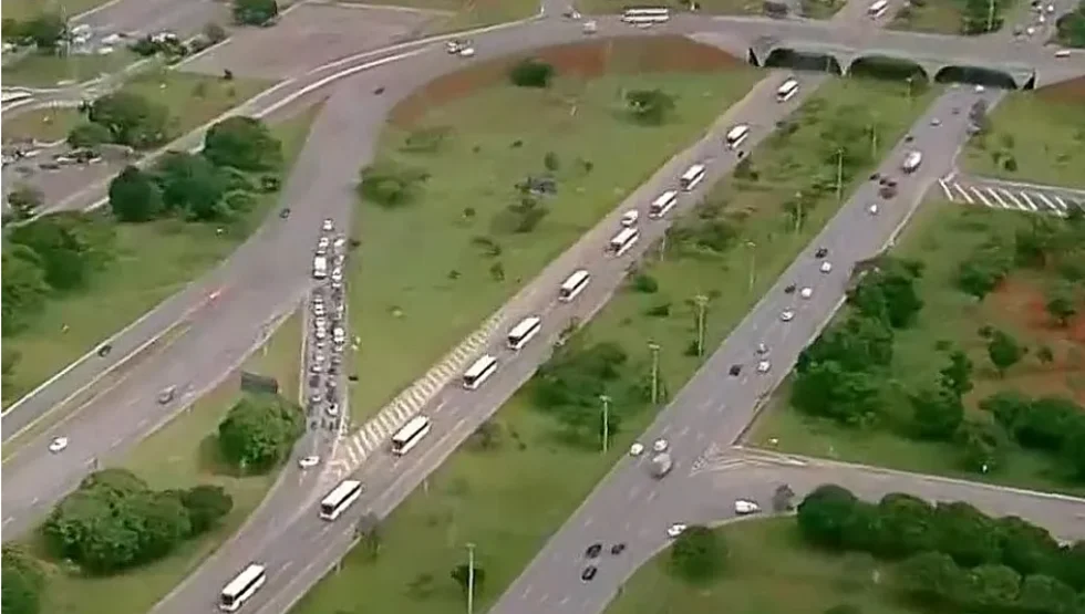 Pelo menos 1.200 manifestantes são detidos em acampamento em Brasília