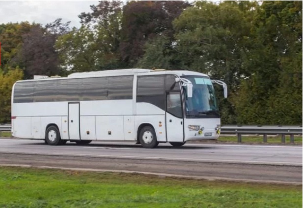 Criminosos obrigam passageiros de ônibus a ficarem pelados em assalto