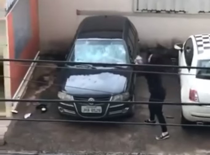 [VÍDEO] Revoltada com traição, mulher quebra carro de “Zé Piquinha”