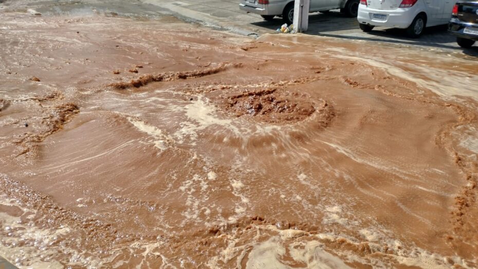 [VÍDEO] Cano rompe, abre cratera e alaga avenida Nevaldo Rocha; trânsito é interditado