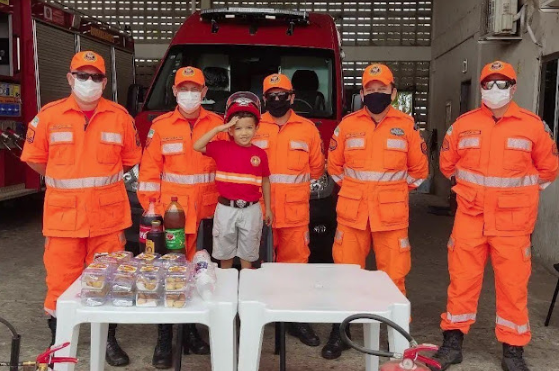 Criança realiza sonho e celebra aniversário no Corpo de Bombeiros no RN