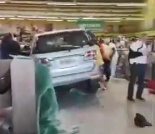 VIDEO: Carro desgovernado invade Queiroz Supermercado