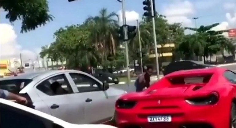 [VIDEO] Mulher arranha Ferrari após motorista se negar a dar dinheiro para ela em sinal