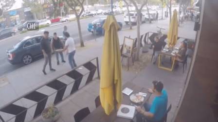VÍDEO: Garçom separa briga com pizza e cena viraliza na internet