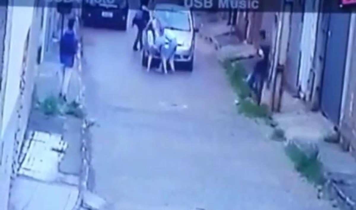 [VÍDEO] Mulher que bateu em criança agrediu esposa do ex com cabo de escova