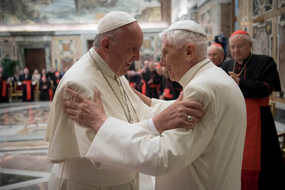 Papa Francisco pede para que fiéis orem por Bento XVI que 'está muito doente'