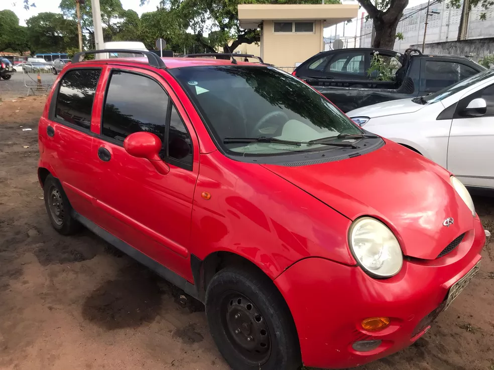 Bandidos assaltam farmácia, mas carro quebra na hora da fuga e eles acabam presos