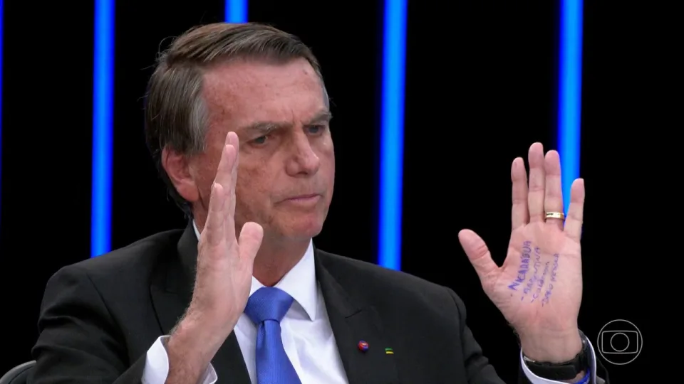 Veja o que tinha escrito na "cola" na mão de Bolsonaro na entrevista ao JN