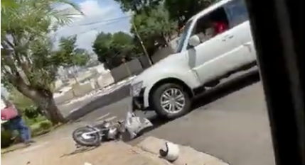 [VÍDEO] Homem persegue e atropela motociclista após ser agredido com capacete