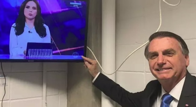 Bolsonaro ironiza e posta foto assistindo SBT nos bastidores da TV Globo