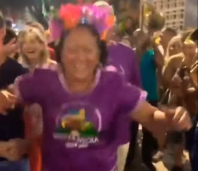 [VIDEO] Fátima cai no frevo em bloco de carnaval de Ponta Negra