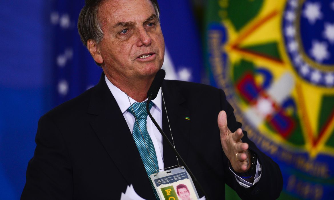 Em apelo por redução de gastos, Bolsonaro sugere que população tome banho frio e evite uso de elevador