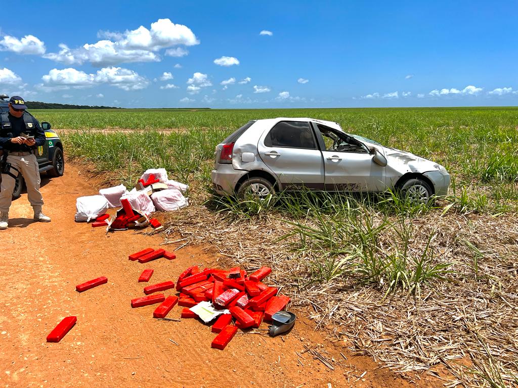 [FOTOS] Veículo capota tentando fugir da PRF no RN e acaba perdendo carga de R$ 700 mil em maconha