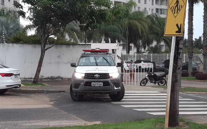 Suspeito de roubar carro invade condomínio durante fuga e é preso no 13º andar do prédio em Natal