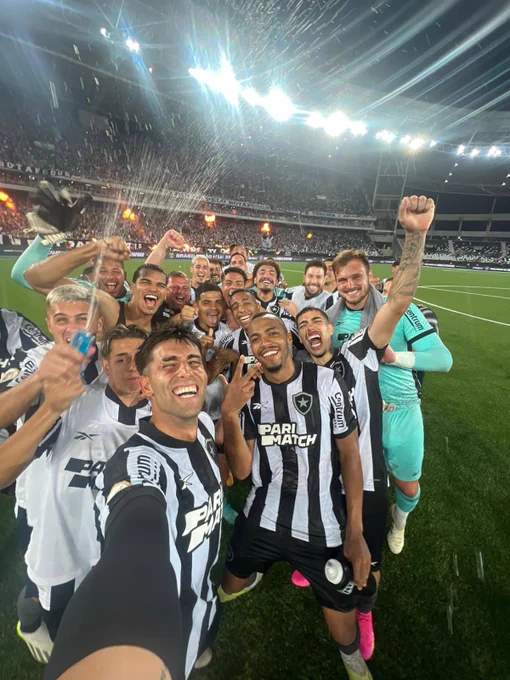 Botafogo vence o Inter de virada e segue absoluto na liderança