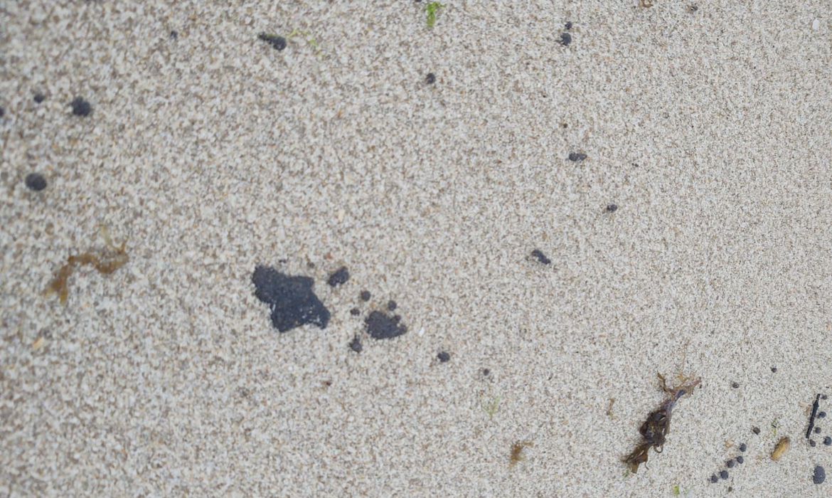 De novo? Litoral do Nordeste tem praias com manchas de óleo