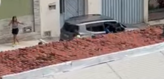 [VIDEO] Vizinho flagra roubo de carro, em plena luz do dia, no Barro Vermelho