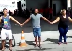 VÍDEO: População fecha posto de combustível em protesto contra aumento da gasolina