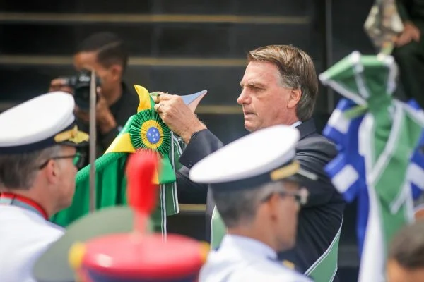 Bolsonaro recua em ataques a Barroso e fala em normalidade na eleição