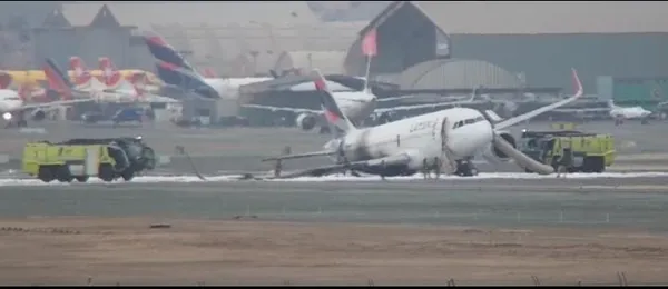 [VIDEO] Avião prestes a decolar bate em caminhão e pega fogo em aeroporto no Peru