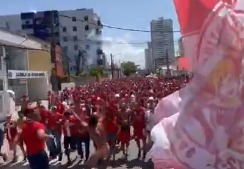 [VÍDEO] Mar vermelho: Torcida do América chega a Arena das Dunas