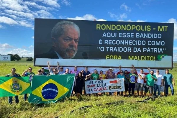 MP abre inquérito para investigar outdoor contra Lula: “Maldito”