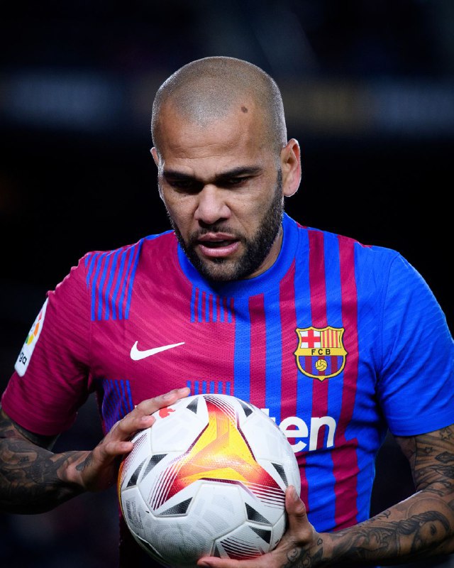 Tite vai mesmo insistir com Daniel Alves?