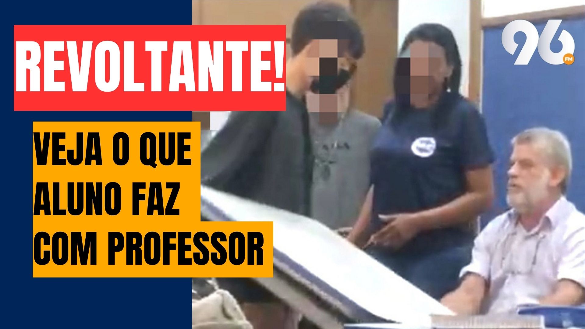 [VIDEO] Desrespeito: Estudante agride e tenta derrubar professor dentro de sala de aula