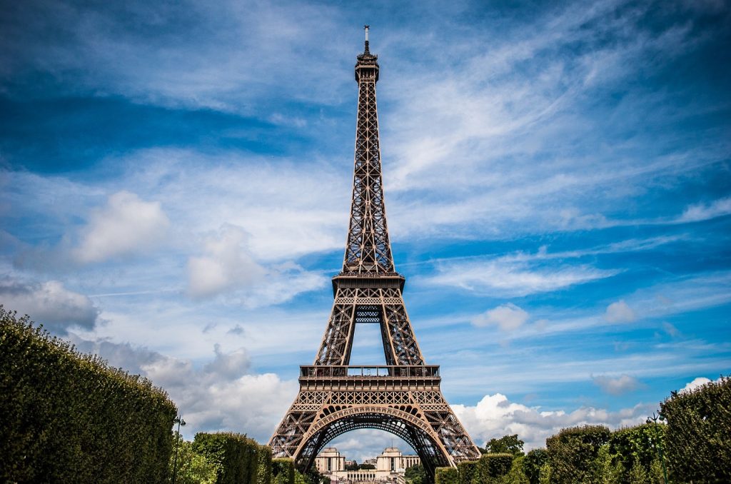 Turistas são retirados da Torre Eiffel após ameaça de bomba