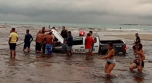 [VIDEO] Viatura da PM fica presa ao tentar passar dentro d'água em praia do RN para atender ocorrência