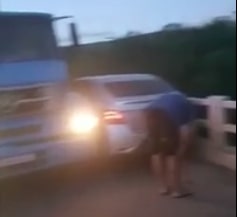 Motoristas interditam ponte após carro e caminhão ficarem 'enganchados' em estrutura na rodovia do RN