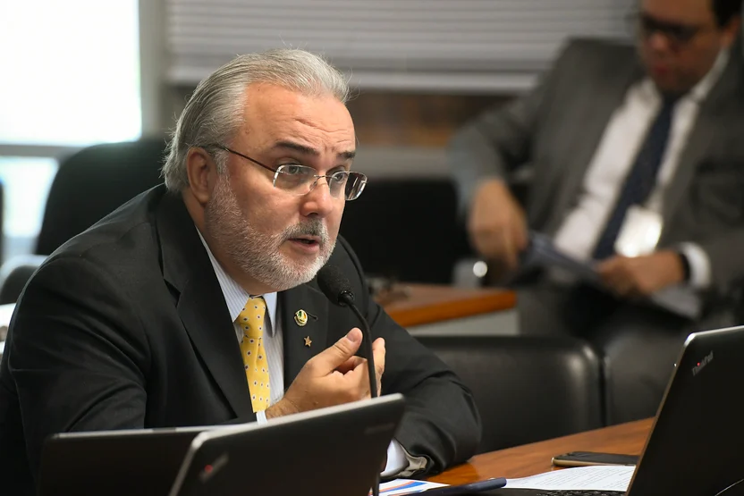 Jean Paul Prates recebe 'lista de bolsonaristas' da Petrobras