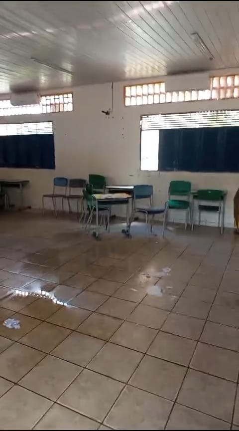 Sala de aula do Zuza Torres com poças d'água no chão